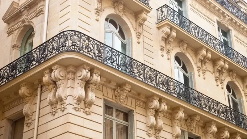 Balcon et modénatures d’une façade haussmannienne