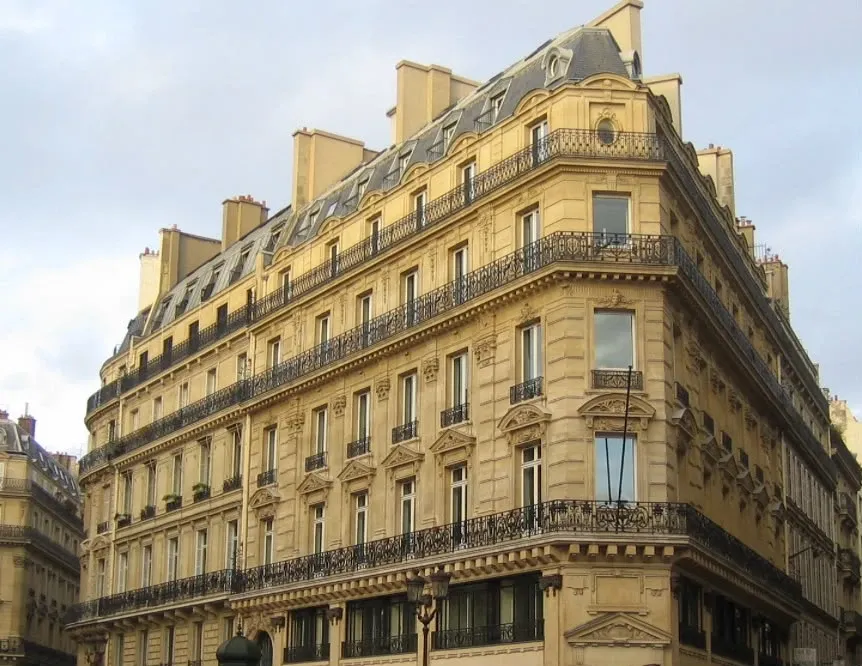 Immeuble haussmannien d’angle, quartier d’affaires parisien